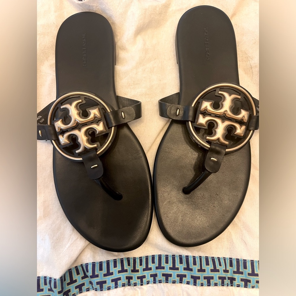 Tory Burch leather miller size 10 gold metal logo